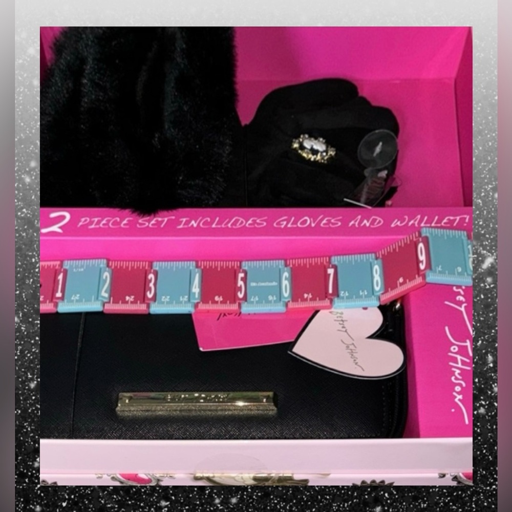 Betsey Johnson Gloves & Wallet Wristlet 12 Card Slot Zipper Pocket Gift Box NWT - Picture 13 of 15